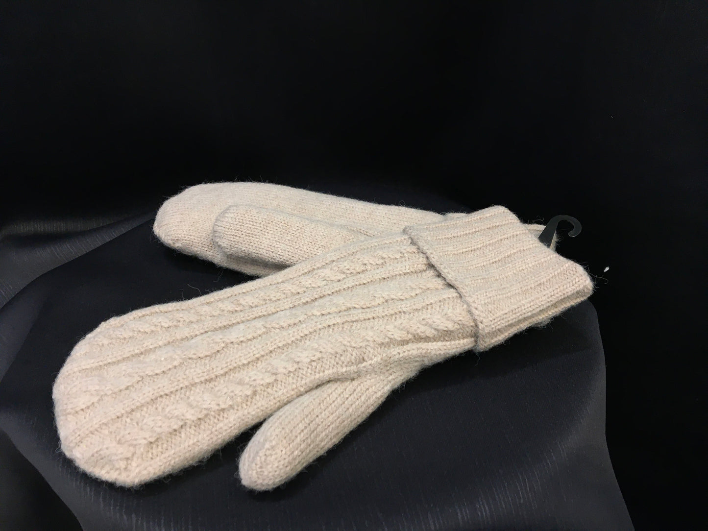 Cable knitted mittens with fleeced inside