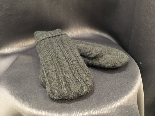 Cable knitted mittens with fleeced inside
